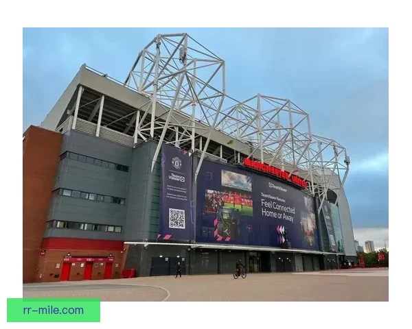 曼联宣布因老特拉福德漏雨正在进行临时加盖工程确保比赛顺利进行